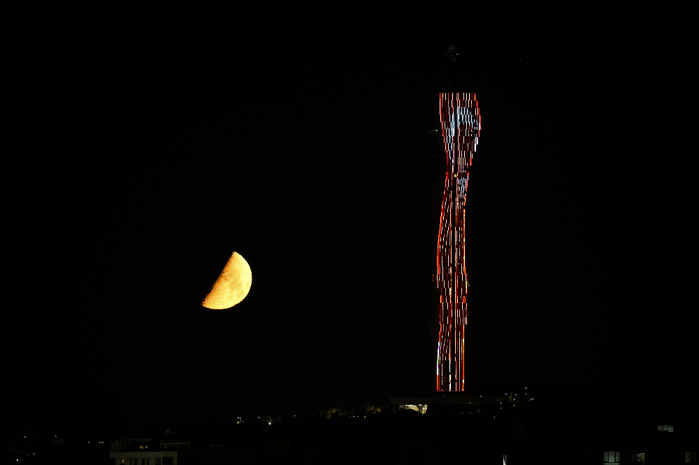 İstanbul'da Çamlıca Kulesi ve Ay