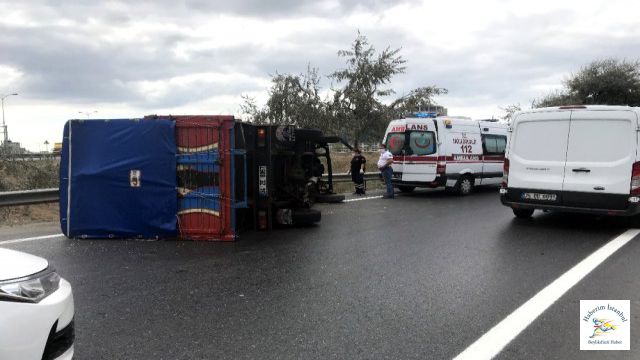 Haramidere Bağlantı yolunda kamyonet devrildi