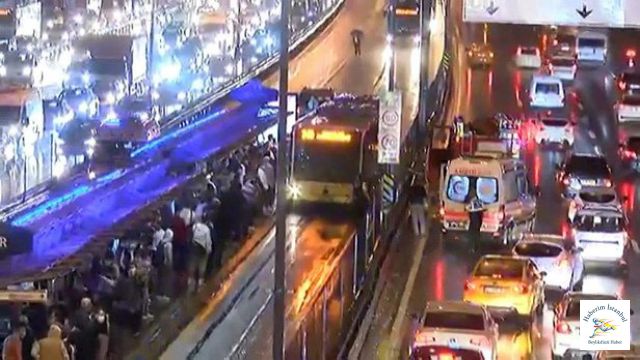 İstanbul Merter'de iki metrobüs çarpışt!