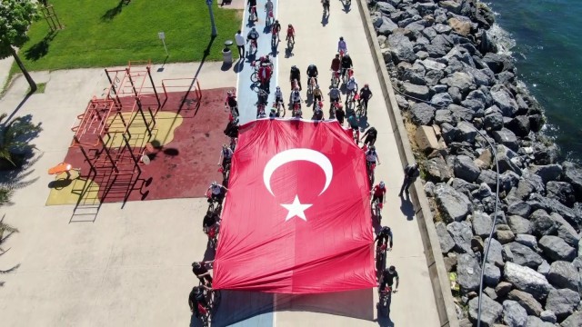 19 Mayısta dev Türk bayraklı bisiklet korteji havadan görüntülendi