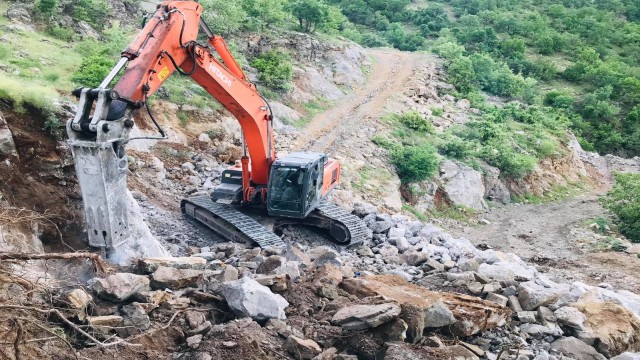 7 yıl önce yapımına başlanan yol tamamlandı, muhtar açılışı Türk bayrağı ile kutladı