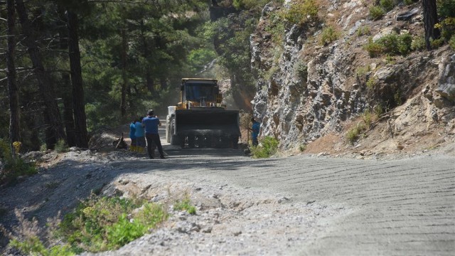 Alanya Belediyesinden Süleymanlar Mahallesi beton yol çalışması