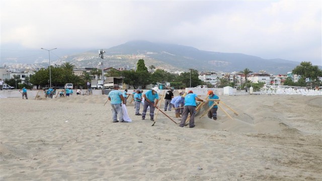 Alanya Galip Dere Plajında yeni sezon hazırlıkları