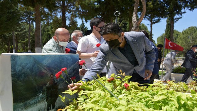 Aliağada şehitliğe ve şehit ailelerine bayram ziyareti