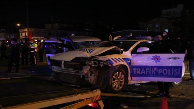 Alkollü sürücü trafik denetim noktasına daldı: 1i polis memuru 3 yaralı