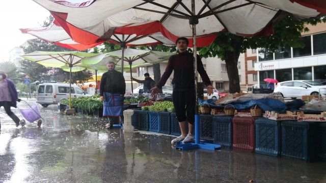 Altyapı sorunu olan caddede pazar esnafının yağmur çilesi