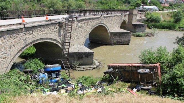 Amasyada traktör köprüden Yeşilırmaka uçtu