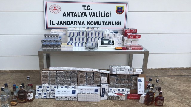 Antalyada kaçak alkol, bandrolsüz sigara ve tütün operasyonu