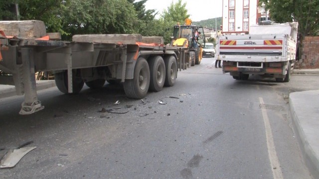 Arnavutköyde tır ile kamyonet çarpıştı