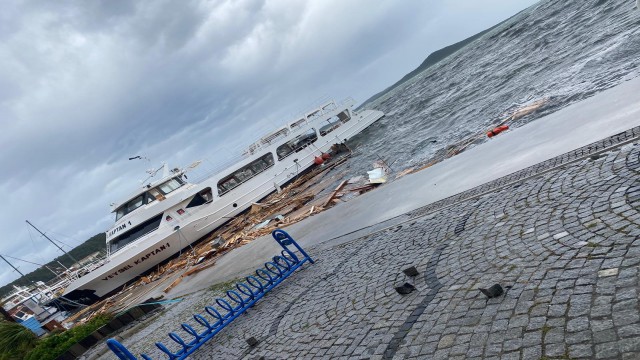 Ayvalıkta fırtına onlarca tekneyi batırdı, bir kişi batan tekneden denize böyle düştü