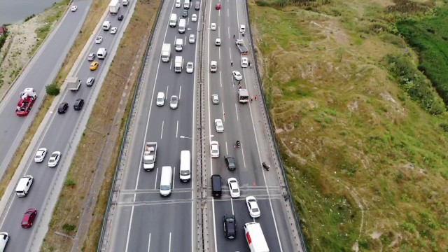 Bahçeşehir Tem otoyolunda araç takla attı, trafik kilitlendi