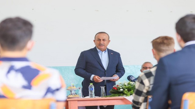 Bakan Çavuşoğlu, Celal Bayar Azınlık Lisesini ziyaret etti