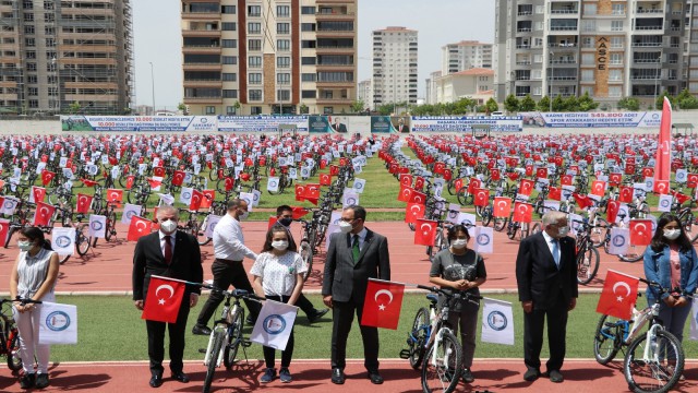 Bakan Kasapoğlu bisiklet dağıtım törenine katıldı