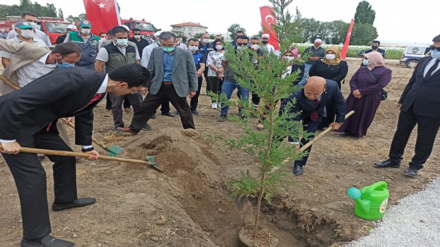 Bakan Kurumun telekonferans katılımıyla Şuhut Millet Bahçesinde ilk fidan toprakla buluştu