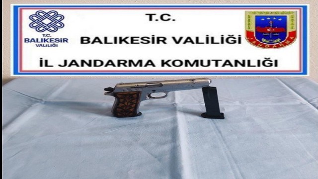 Balıkesirde jandarma 10 aranan şahsı yakaladı