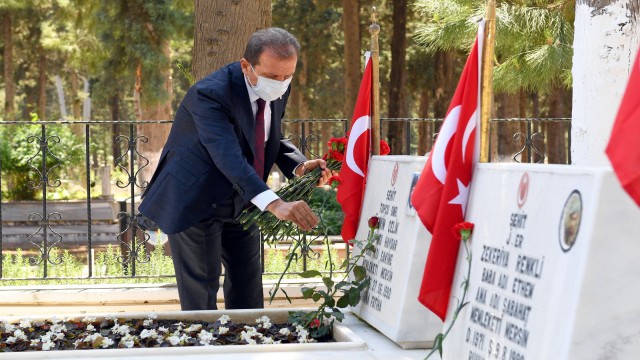 Başkan Seçer bayramın birinci gününde şehitliği ziyaret etti