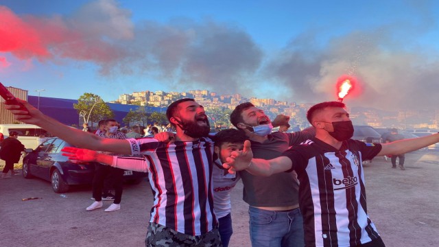 Beşiktaşlı taraftar hem şampiyonluk hem 19 Mayıs coşkusunu bir arada yaşadı