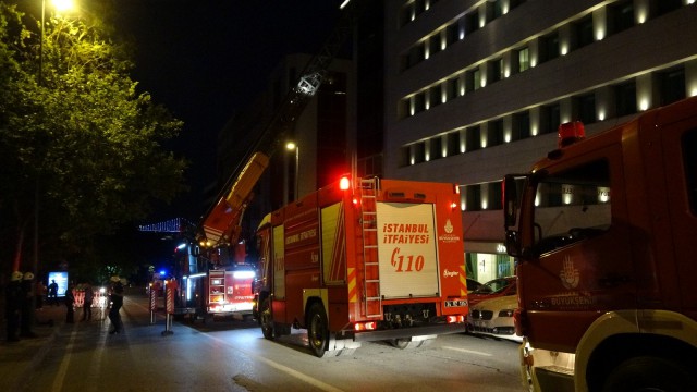 Beyoğlunda lüks otelin çatısında korkutan yangın