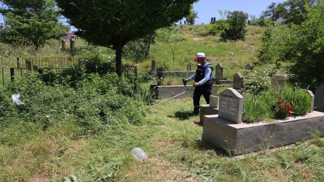 Bitlis Belediyesinden mezarlık temizliği