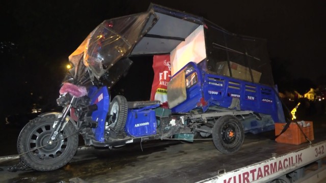 Boş yolda kırmızı ışık ihlali yapan motosikletli kazaya neden oldu: 1i ağır 3 yaralı