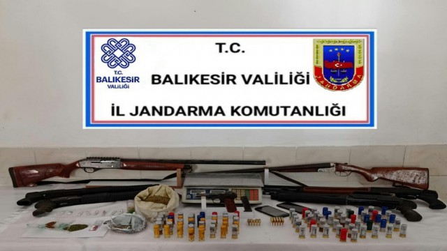 Burhaniyede jandarma 8 uyuşturucu tacirini yakaladı