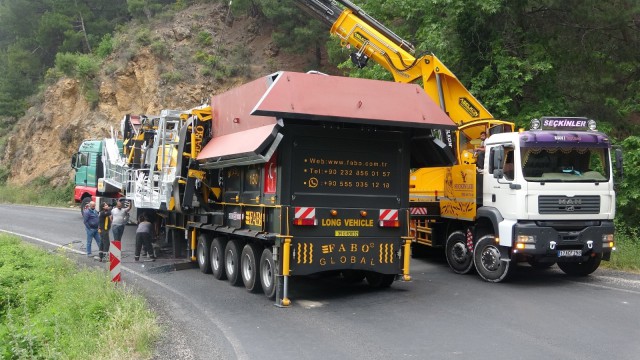 Çanakkale- İzmir kara yolu 13 saat sonra kontrollü olarak trafiğe açıldı