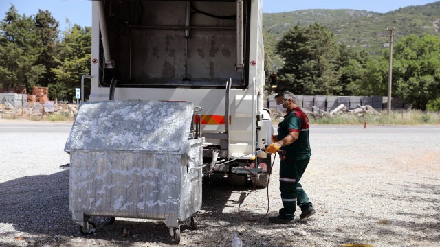 Çöp konteynerlerine hassas temizlik