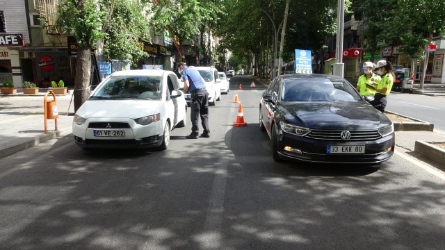 Diyarbakır polisi, kısıtlamada denetimlerini sürdürüyor