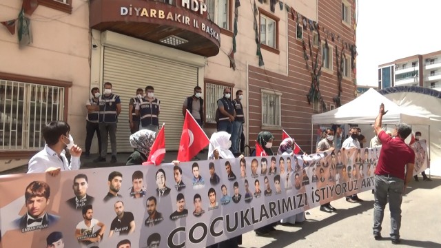 Diyarbakırda HDP kepenk kapattı, aileler pankartlı tepki gösterdi