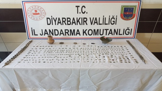 Diyarbakırda tarihi eser kaçakçılığı operasyonu: 328 eseri 65 bin dolara satmaya çalışırken yakalandılar