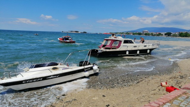 Erdekte lodosun vurduğu tekneler kurtarıldı