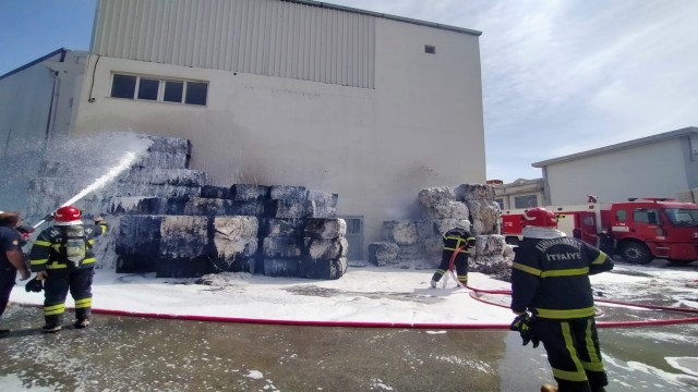 Fabrika yangını büyümeden söndürüldü