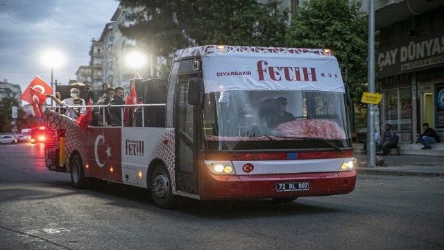 Fetih coşkusu gezici otobüsle Diyarbakır sokaklarında