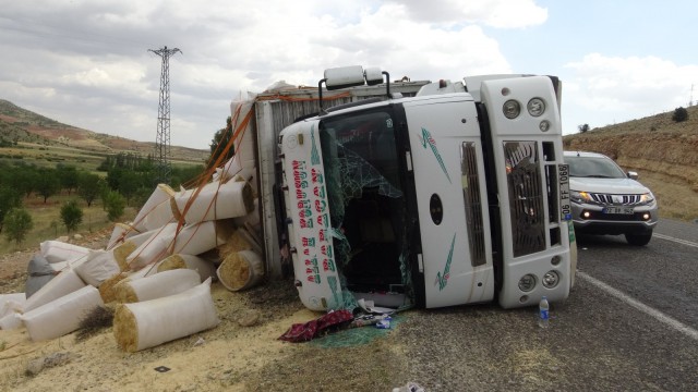 Gercüşte saman yüklü kamyon devrildi: 3 yaralı