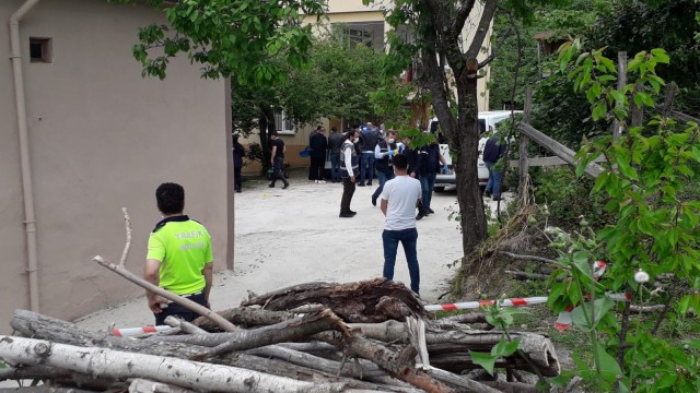 Giresunda cinnet getiren şahıs annesini öldürüp, kardeşini yaraladı