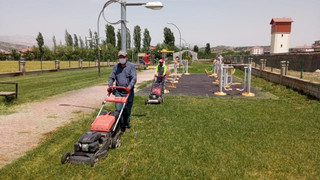 Gölbaşı ilçesinde yeşil alan bakımları devam ediyor