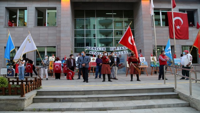 Gümüşhanede binlerce kişi saat 19.19da İstiklal Marşı okudu