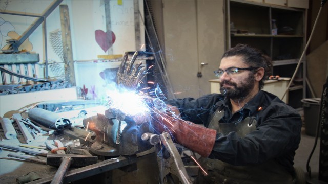 Her atık çöp değil, metali sanata çeviren ‘Demir Adam