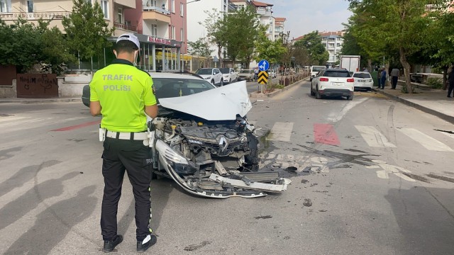 İki otomobile çarpan kamyonet kaldırımı aşıp boş araziye devrildi