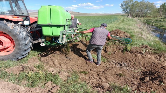 Irmağa düşen traktör kepçe yardımıyla kurtarıldı