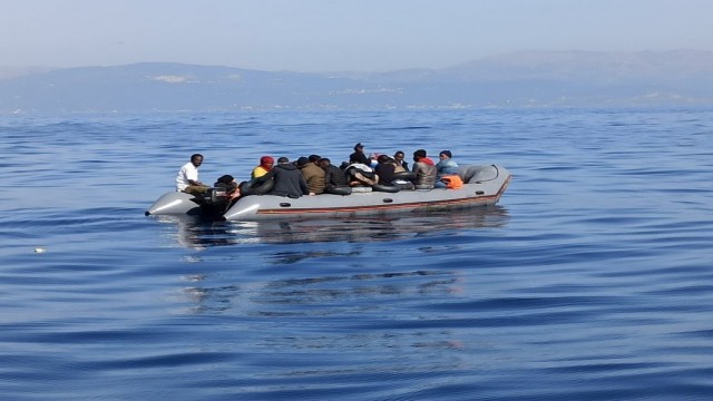 İzmir açıklarında 24 düzensiz göçmen kurtarıldı