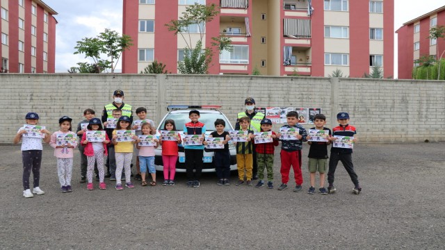 Jandarma sürücüleri bilgilendirdi, çocukları sevindirdi