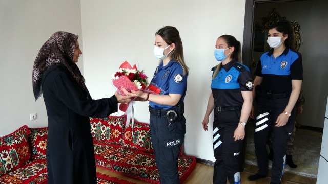 Kadın polislerden şehit annesine “Anneler Günü” ziyareti