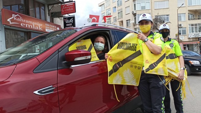 Kadın sürücülere ‘Kemerim hep aklımda temalı hediyeler verildi