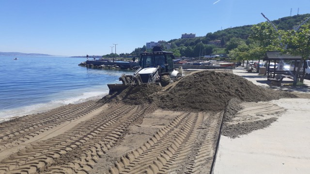 Kandıradan alınan kumlar plajlara seriliyor