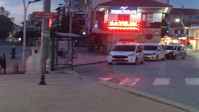 Kapalı olması gereken kahvehanede çay içen 14 kişiye polis baskını