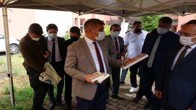 Karabükte Ceza İnfaz Kurumu Kütüphanesine ilk kitap bağışını Vali Gürel yaptı