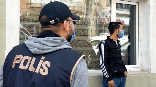 Karantina firarisi markete giderken yakalandı, polislere “Artık ekmek de yemeyeceğimdedi