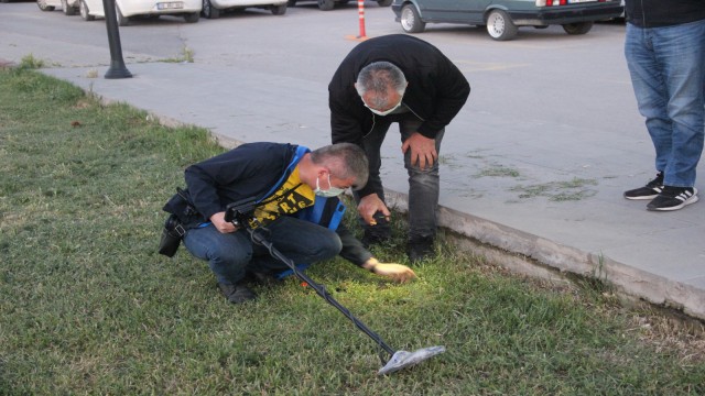 Kaybolan yüzüğü detektörle aradılar