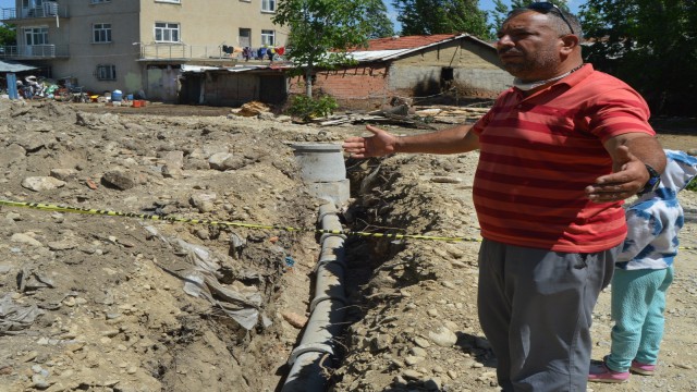 Kepçe operatörü kanalizasyon hattı kazarken tarihe çarptı